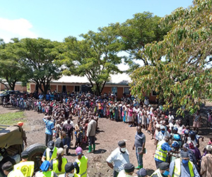 Volunteers distribute much needed supplies to Kenyan villagers via the Towa Kitu Kidogo project, partly initiated by Ashiana Jivraj, DMD21. Photo credit: Towa Kitu Kidogo