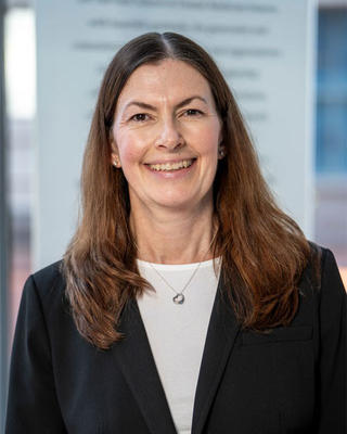Alison Hardy headshot.